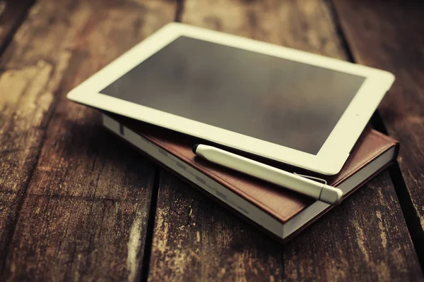 closeup görünümünü dijital tablet ve ahşap masanın üzerinde yatan pikap iğnesi