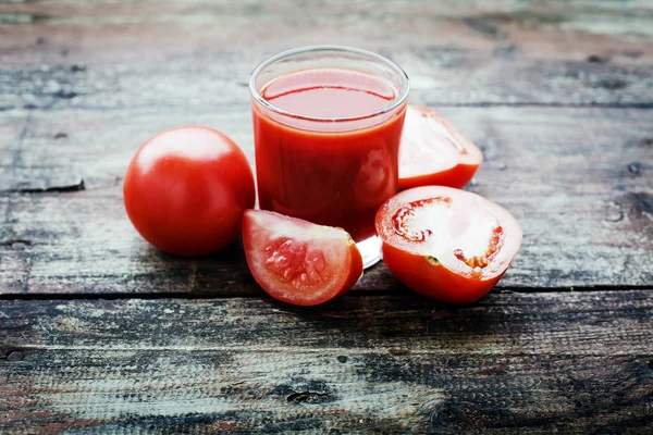 Jus Tomate Aux Tomates Sur Fond Bois — Photo