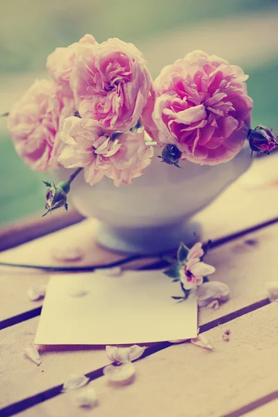 Pivoines Roses Dans Vase Sur Une Table Bois Avec Carte — Photo