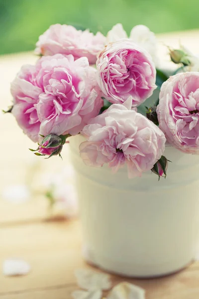 Свіжі Рожеві Піоноподібні Троянди Відрі Дерев Яному Столі — стокове фото