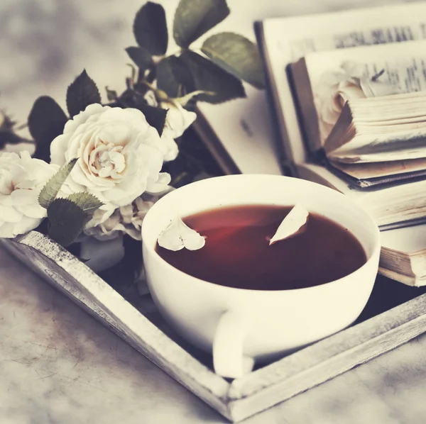 在桌子上的漂亮杯子里开胃的草药茶 — 图库照片