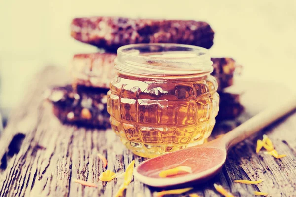 Honig Glas Und Wabe Auf Holztisch — Stockfoto