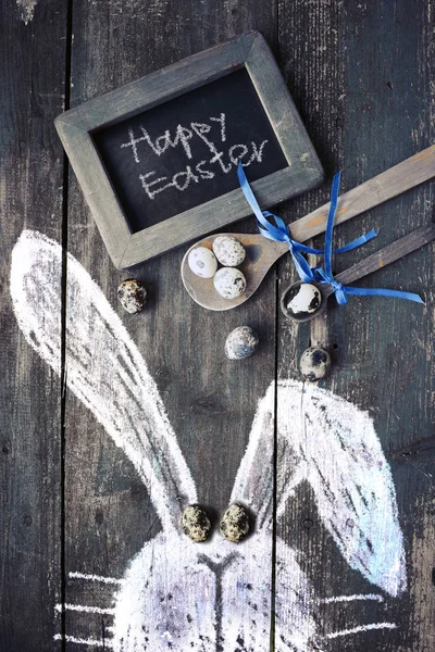 Decoraciones Festivas Pascua Con Conejo Dibujado Mesa Madera — Foto de Stock