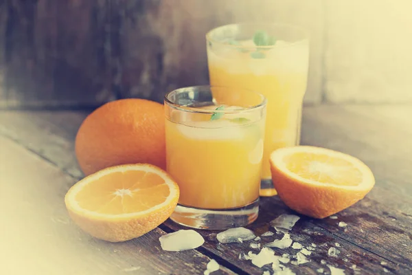 Jus Orange Met Sinaasappelen Houten Achtergrond — Stockfoto