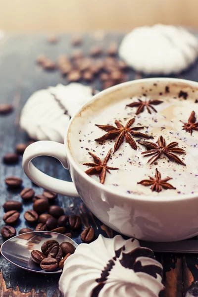 Biscoitos de merengue e xícara de café aromático — Fotografia de Stock