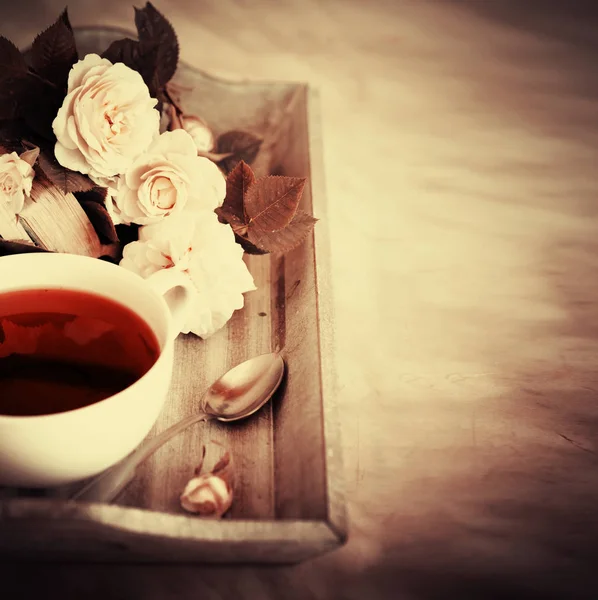 Taza Con Flores Blancas Cuchara Sobre Tabla Madera Colores Vintage —  Fotos de Stock