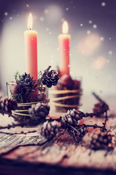 Vista Cerca Las Velas Con Conos Pino Decoraciones Navidad Estilo — Foto de Stock