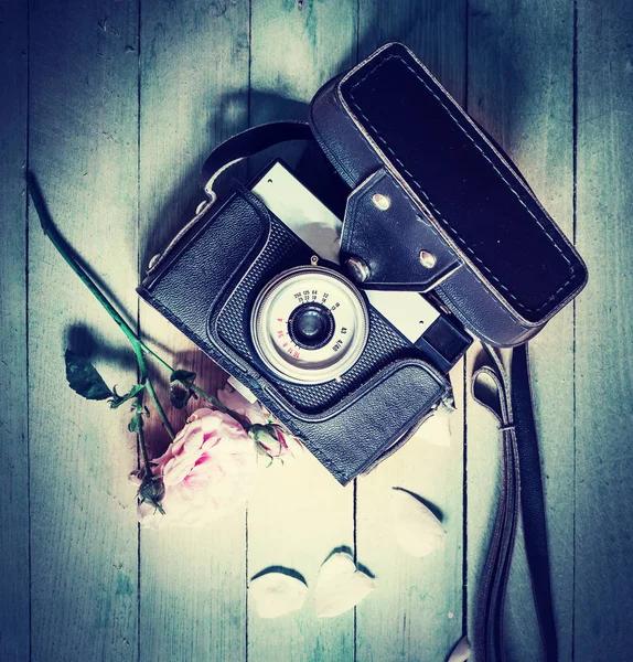 Προβολή Closeup Της Φωτογραφικής Μηχανής Vintage Φωτογραφία Λουλούδια — Φωτογραφία Αρχείου