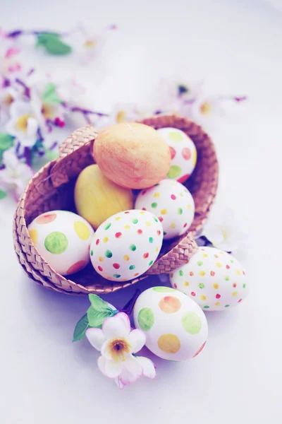 Huevos Pintados Colores Cesta Sobre Fondo Blanco — Foto de Stock
