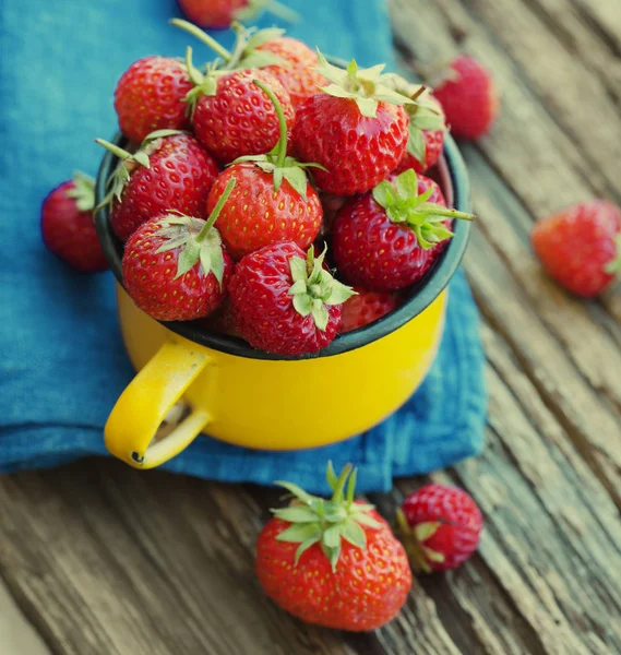 Fresas Frescas Superficie Madera Con Tela — Foto de Stock