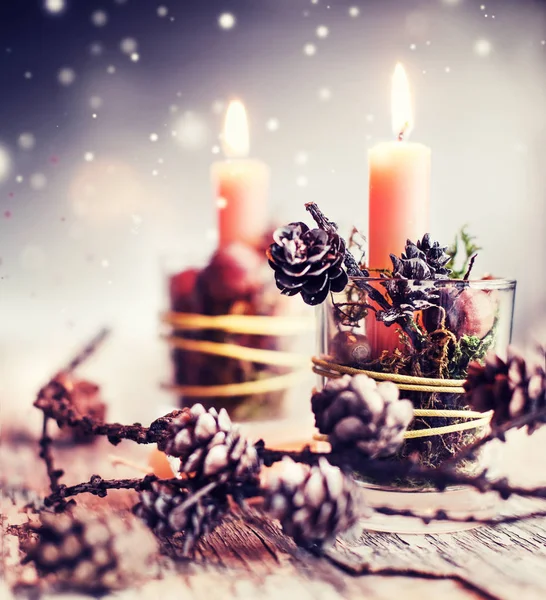 松ぼっくりと木製の背景上のビンテージ スタイルでクリスマス装飾キャンドルのクローズ アップ ビュー — ストック写真