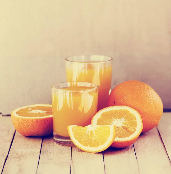 Jus Orange Met Sinaasappelen Lichte Achtergrond — Stockfoto