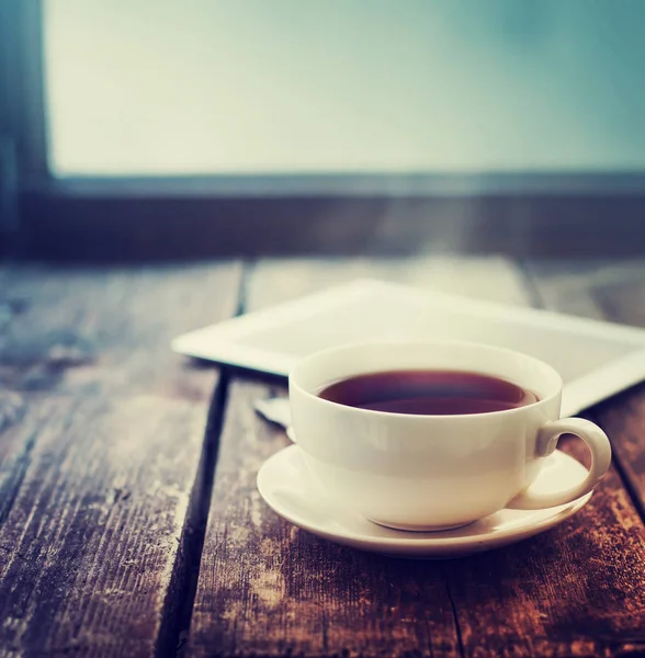 Tasse Tee Und Digitales Tablet Auf Holzoberfläche — Stockfoto