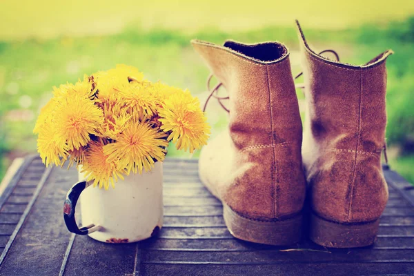 Diente León Amarillo Brillante Taza Rústica Sobre Mesa Madera Con — Foto de Stock