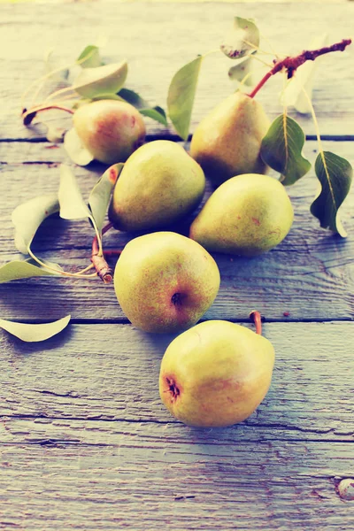 Pears on wood table — Stock Photo, Image