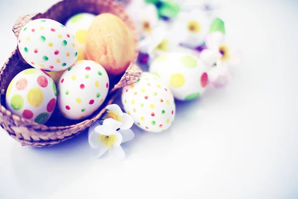 Huevos Pintados Colores Cesta Sobre Fondo Blanco — Foto de Stock