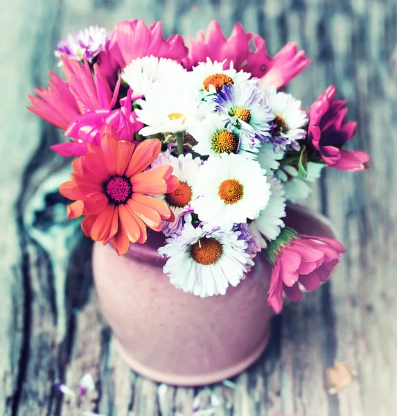 五颜六色的菊花在质朴的花瓶在木桌上 — 图库照片