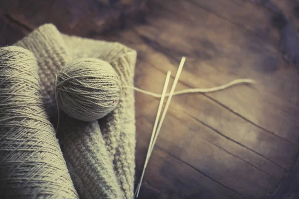 Nahaufnahme Von Stricknadeln Und Garn Über Holztisch — Stockfoto