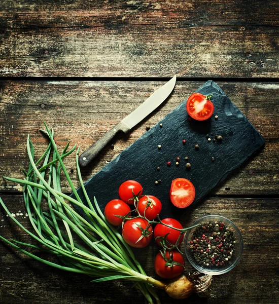 Branche Appétissante Tomates Sur Table Bois — Photo