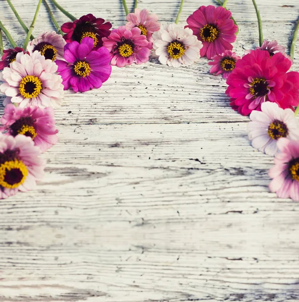 Helder Veld Bloemen Houten Rustiek Oppervlak — Stockfoto