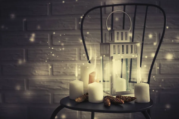 在椅子上的复古风格的蜡烛和圣诞装饰品特写镜头视图 — 图库照片