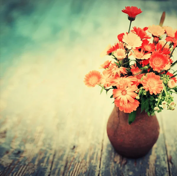 Boeket Van Rood Chrysanten Rustieke Vaas Houten Tafel — Stockfoto