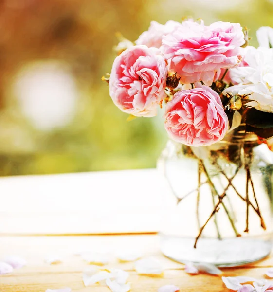 粉红色牡丹玫瑰在花瓶在木桌上 — 图库照片