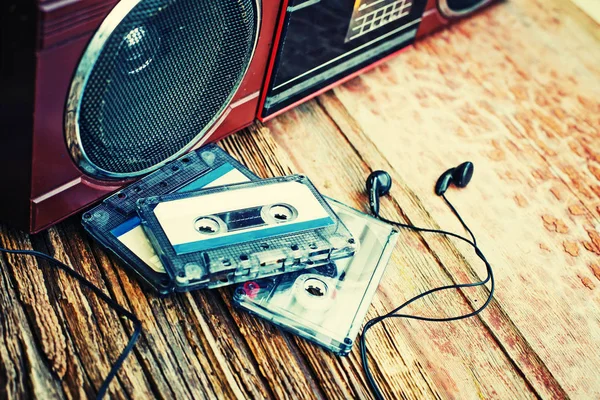 Hoofdtelefoon Met Cassettes Recorder Houten Achtergrond — Stockfoto