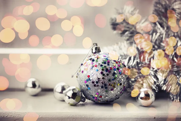 Nahaufnahme Von Bunten Weihnachtsdekorationen Vintage Stil Auf Der Fensterbank — Stockfoto