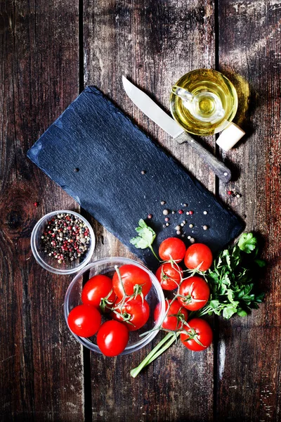 Branche Appétissante Tomates Sur Table Bois — Photo