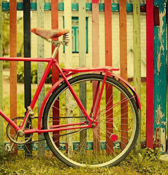 Oldtimer Fahrrad Steht Bunten Zaun — Stockfoto