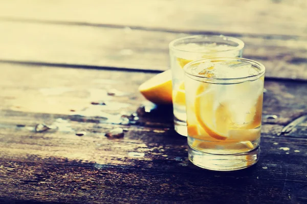 Twee Glazen Met Limonade Houten Tafel — Stockfoto