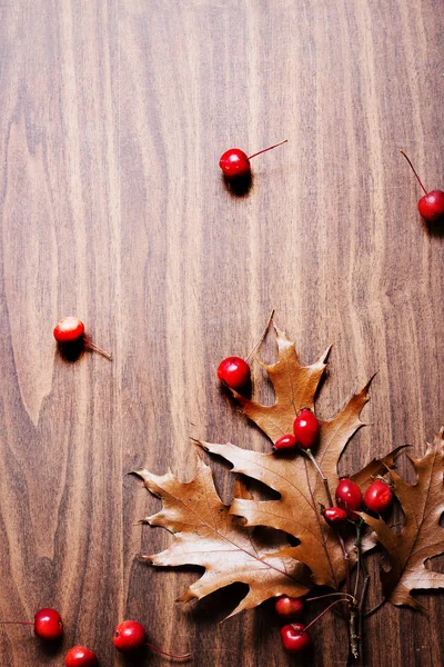 Top View Autumn Leaves Berries Wooden Table — Stock Photo, Image