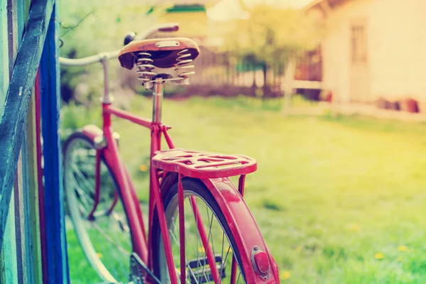 풀밭에 자전거와 — 스톡 사진