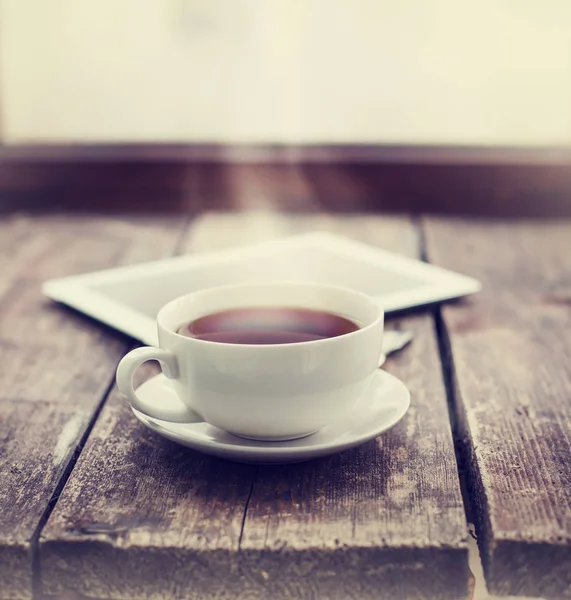 Tasse Tee Und Digitales Tablet Auf Holzoberfläche — Stockfoto