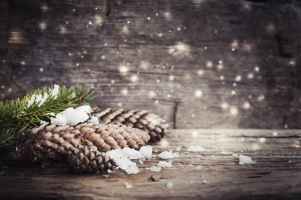 Nahaufnahme Von Tannenzapfen Schnee Als Weihnachtsdekoration Über Hölzernem Hintergrund — Stockfoto