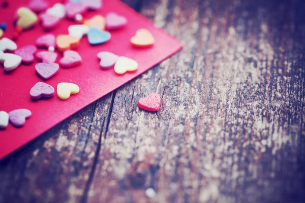 Corazones Románticos Coloridos Con Plantilla Roja Sobre Fondo Madera —  Fotos de Stock