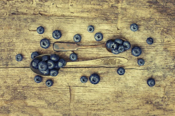 Frische Reife Blaubeeren Mit Löffeln Auf Braunem Holztisch — Stockfoto