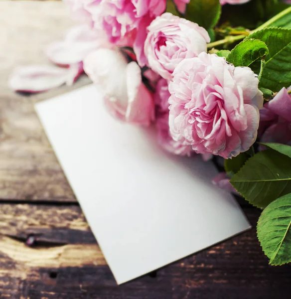 Erstaunliche Rosa Blumen Mit Weißem Papier Für Kopierraum Auf Holzhintergrund — Stockfoto