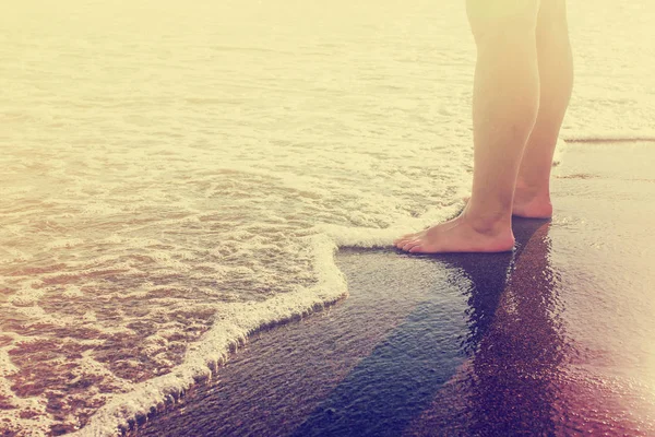 Låga Delen Person Som Står Sandstrand Med Vatten — Stockfoto