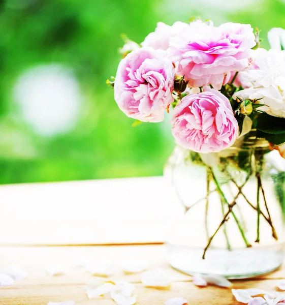 Blooming Pastel Roze Bloemen Vaas Tafel — Stockfoto