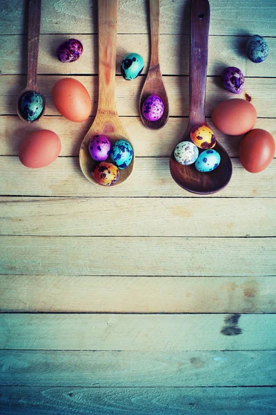 Vista Elevata Uova Pasqua Cucchiai Sfondo Legno — Foto Stock