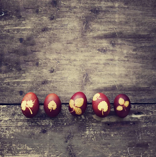 Ovos Castanhos Com Folhas Amarelas Sobre Fundo Madeira — Fotografia de Stock