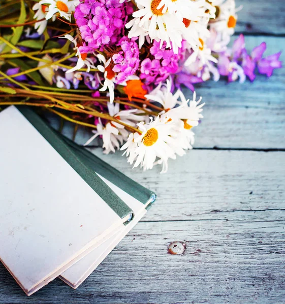 Ramo Flores Rústicas Mesa Jardín Con Libros Antiguos — Foto de Stock