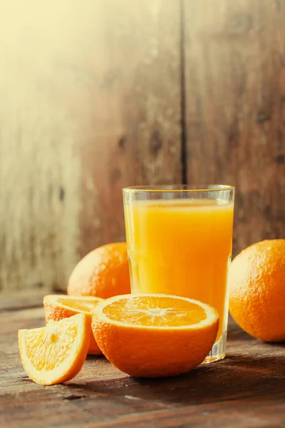 바탕에 오렌지와 오렌지 — 스톡 사진