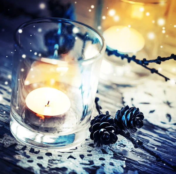 在玻璃和圣诞节装饰在木背景的复古风格的蜡烛特写视图 — 图库照片