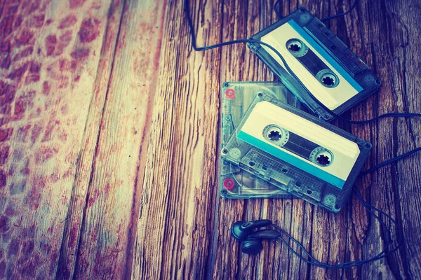 Kleurrijke Cassettes Met Koptelefoon Houten Achtergrond — Stockfoto