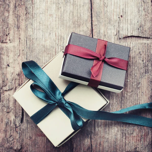 Bunte Geschenkboxen Mit Bändern Auf Holzhintergrund — Stockfoto