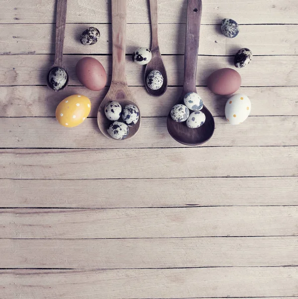 Festliche Ostereier Löffeln Auf Holztisch — Stockfoto