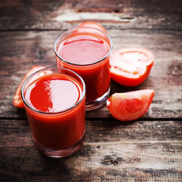 Jus Tomate Aux Tomates Sur Fond Bois — Photo